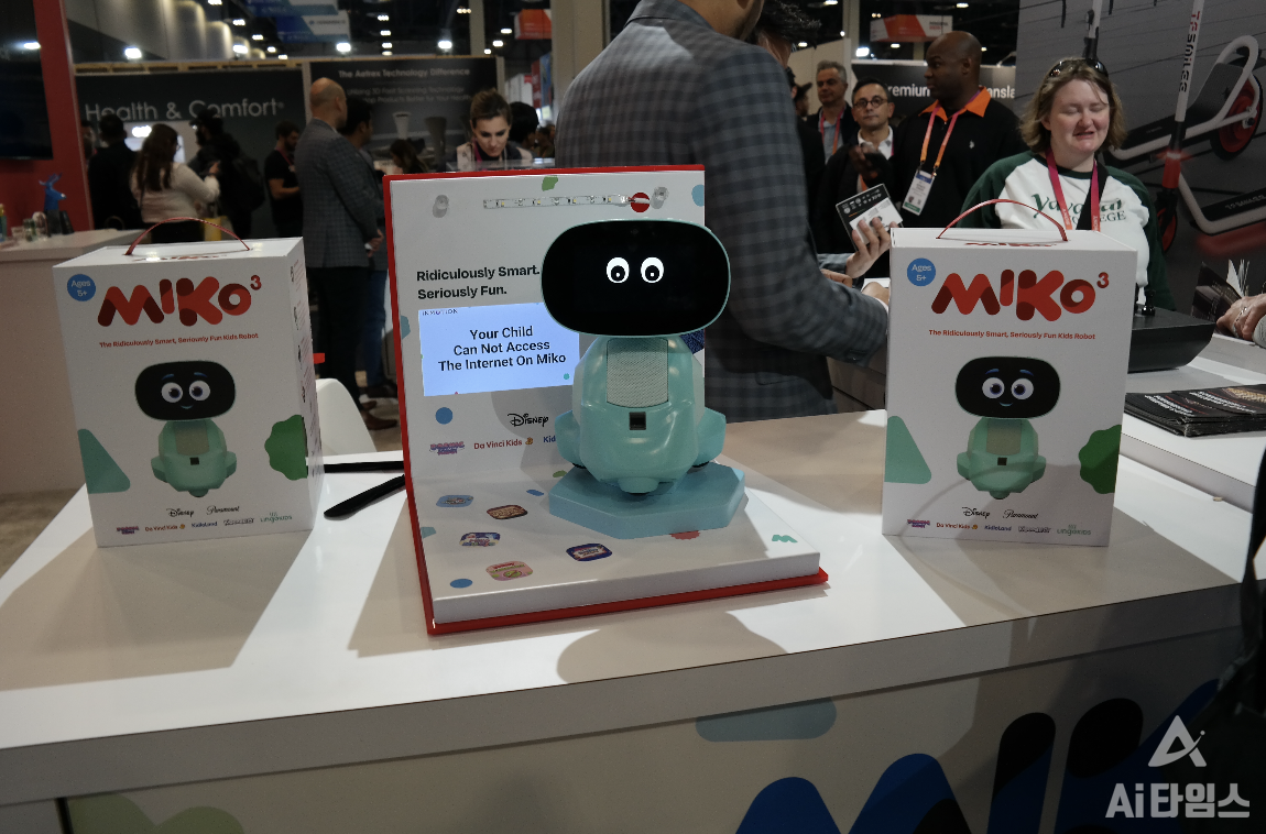 미코의 아동용 로봇. 초롱이는 눈망울이 이렇게 말하는 것 같다. "저를 사 가세요."