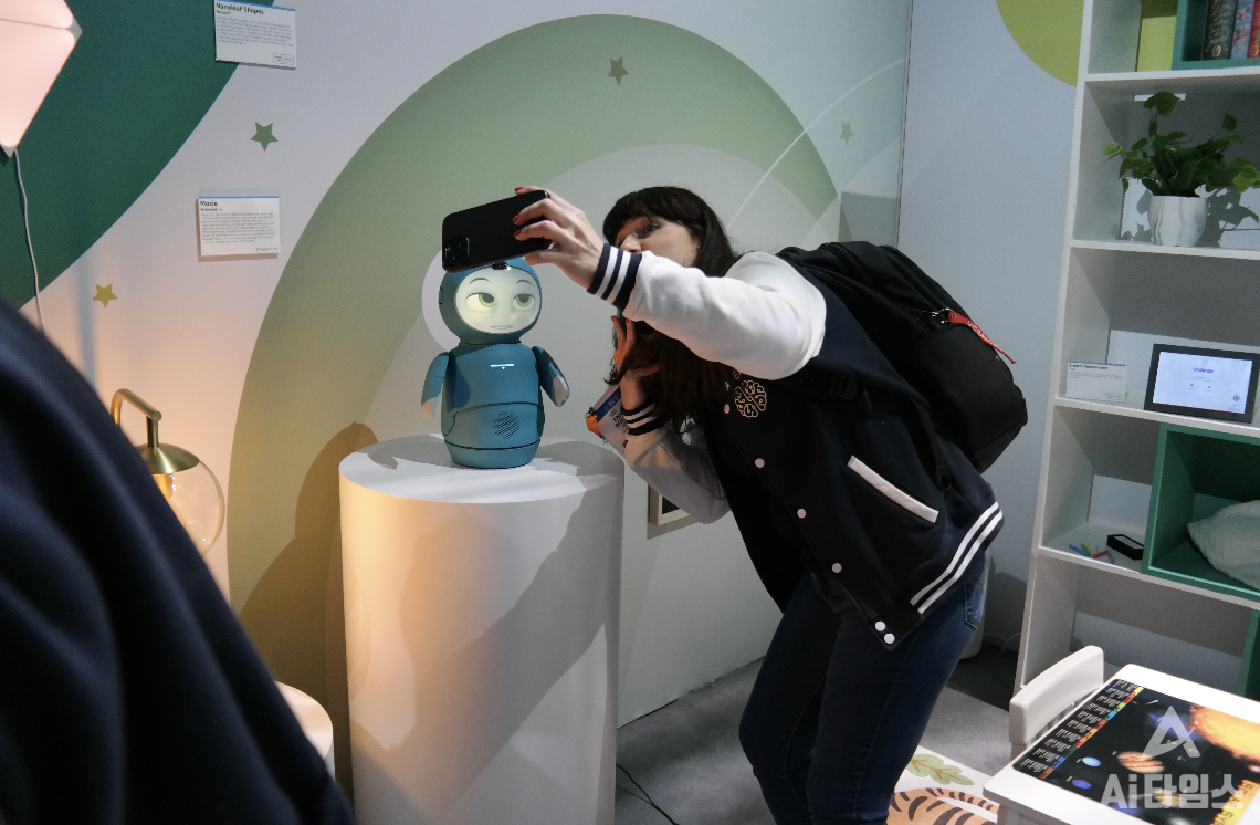 AWS 전시관의 마스코트 '목시'. 촬영자의 모습을 지긋하게 쳐다보는 듯 하다.