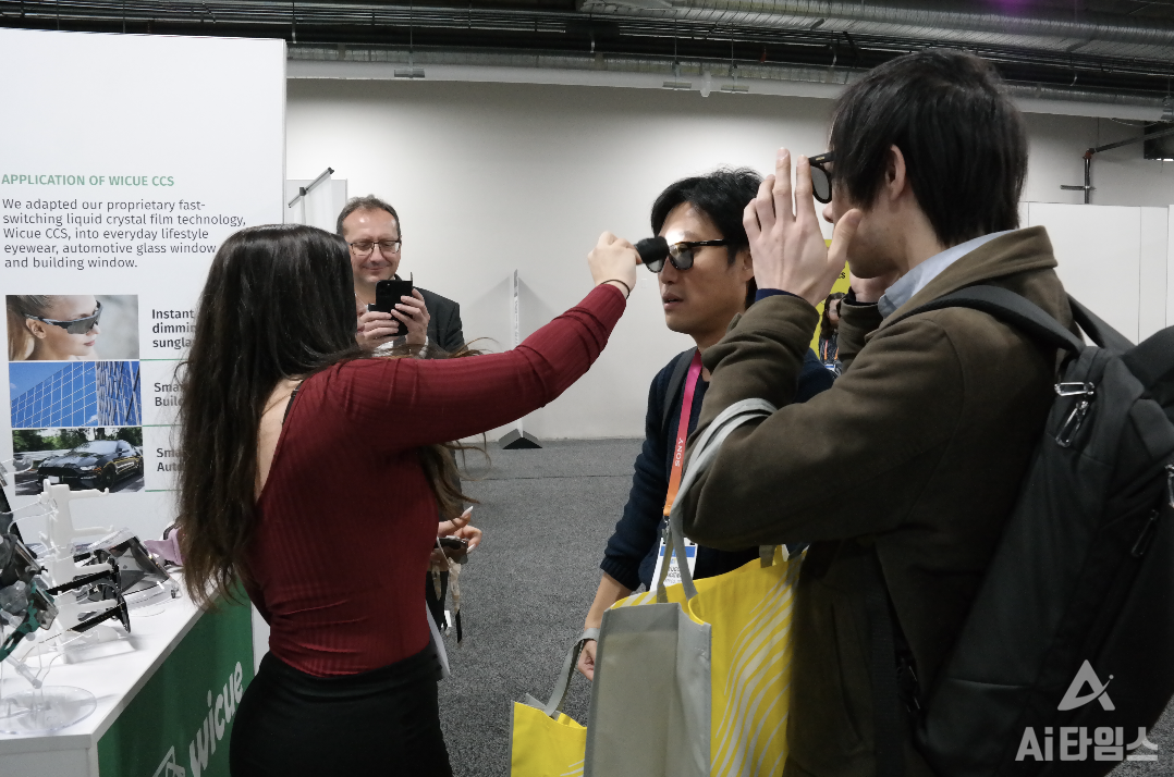 안경테를 문질러 어둡기를 조정할 수 있는 스마트 선글라스. 제작사인 위큐 씨씨에스는 특수 광학기술을 이용했다고 밝혔다. 