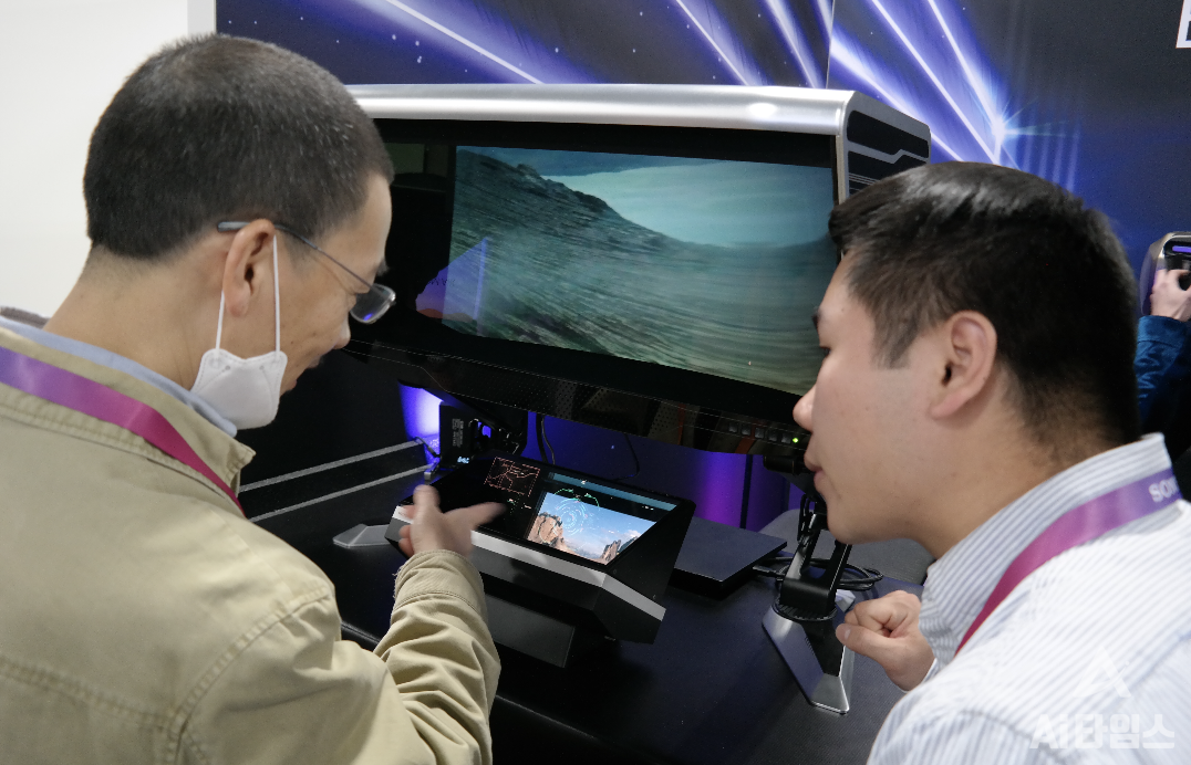 미국의 스타트업 '브렐리온'은 헤드셋 없이 복수의 모니터로 VR(가상현실)을 구현하는 기술을 선보였다. 