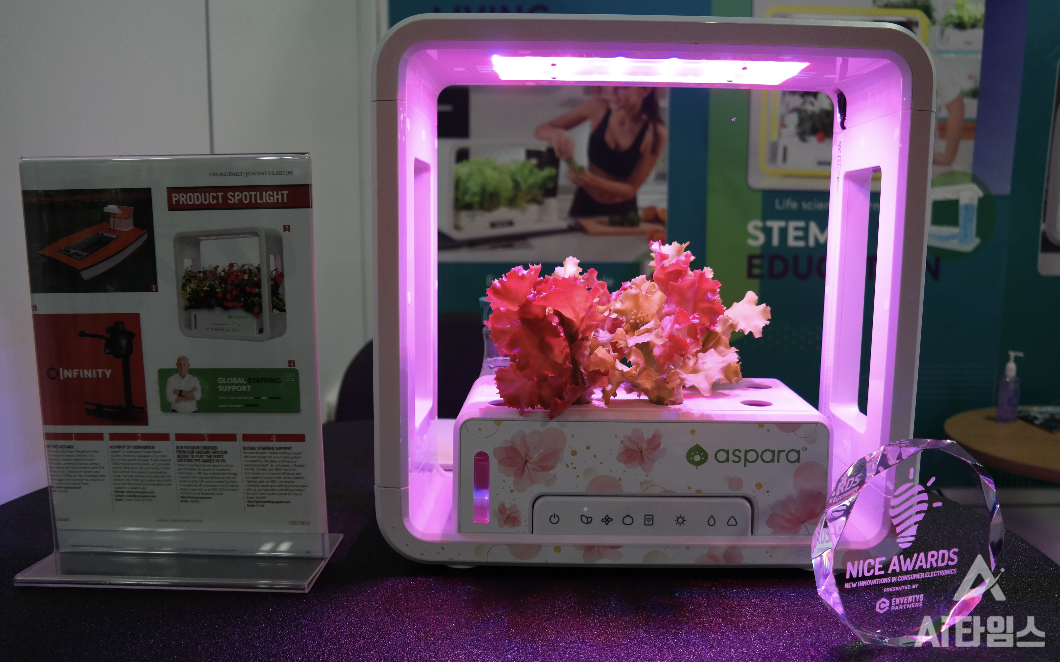 조명과 습도, 온도 등을 조절할 수 있는 팜 시스템 '스마트 그로워'. 관상용이 아닌 '식용' 재배기다.