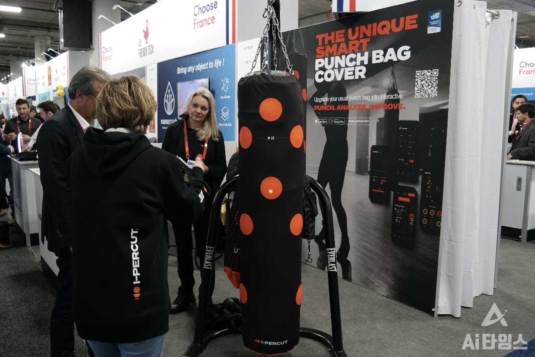 '오락실 펀치 기계'의 스마트 버전이 등장했다. 프랑스 스타트업 아이퍼컷은 펀치나 킥의 속력, 강도, 반응성 등을 분석해주는 '스마트 샌드백 커버'를 선보였다. 