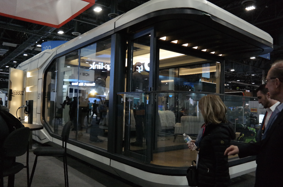 전기차의 뒤를 이을 '전기 홈'이 등장했다. 막씨모 일렉트릭은 전기차에 부엌과 침실, 테라스를 장착, 미래형 거주 공간을 선보였다. 