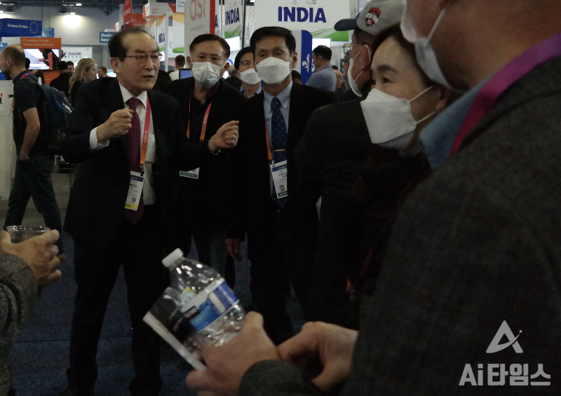 이한범 부회장이 CES 행사장을 찾은 정부 및 지자체 관계자들에게 당부 사항을 전달하고 있다.