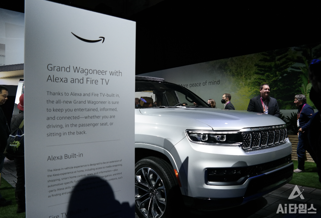 알렉사와 파이어 TV를 차량에 탑재했다는 아마존 부스의 설명문