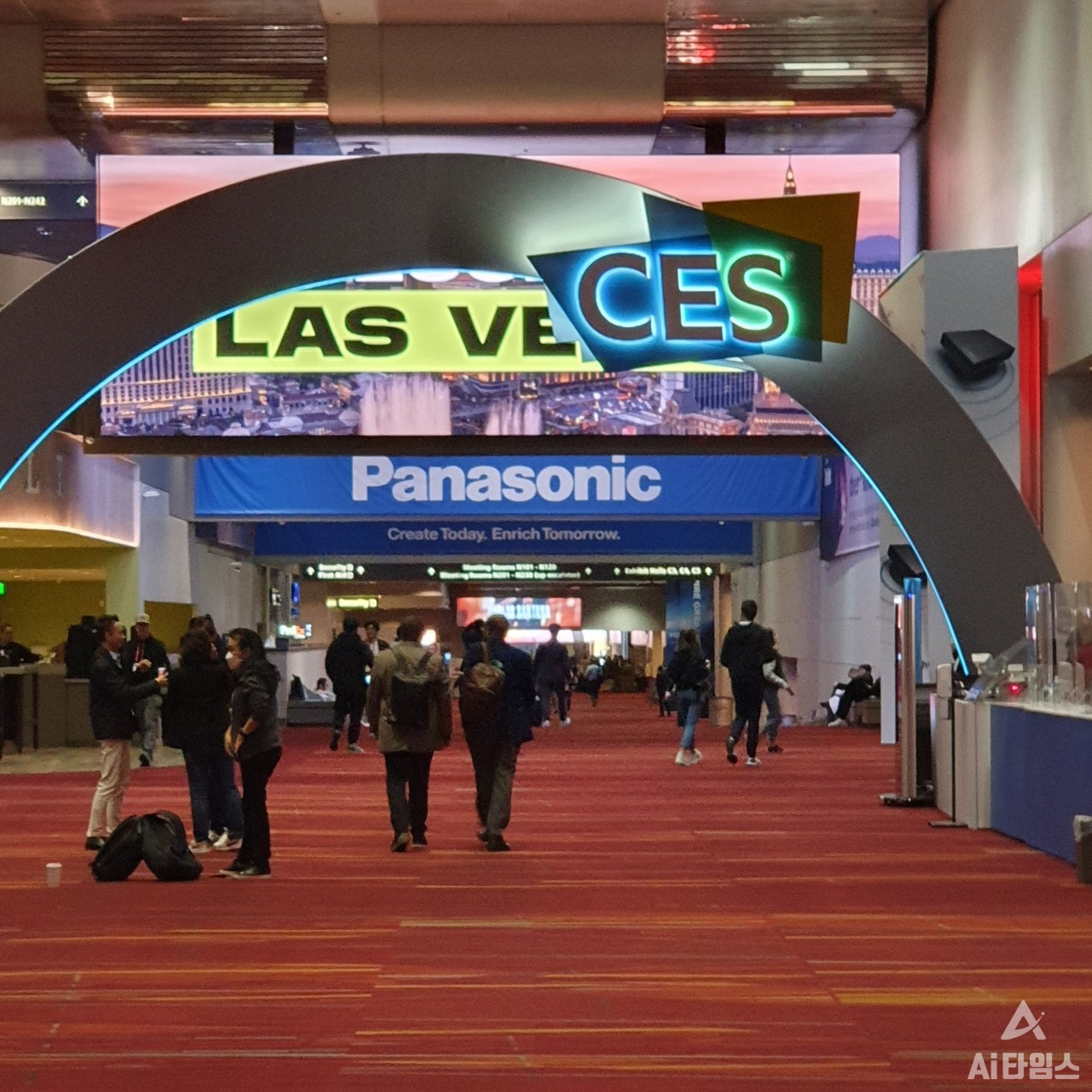 라스베이거스 컨벤션센터 노스홀을 들어서면 마주치는 CES의 상징