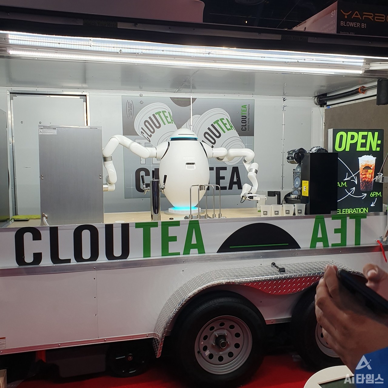 노스관에서는 로봇이 음료를 제조, 판매하고 있다.