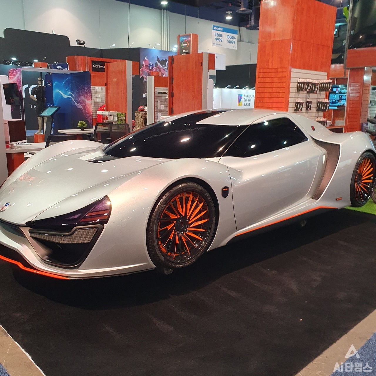 아래는 슈퍼카를 연상하는 전기차. 유명 브랜드가 아닌 전기차나 모빌리티 전문 기업들의 모델이다.