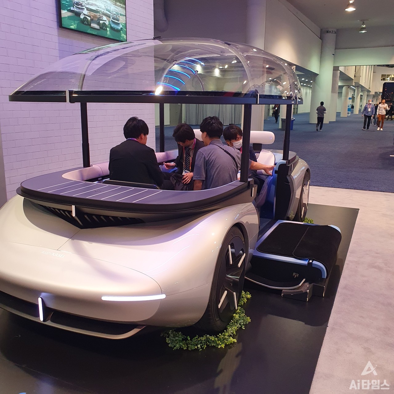 반면 이런 둥그런 차량도 있다. 일본 자율주행 기업 아사히 카세히의 컨셉카 AKXY2. 