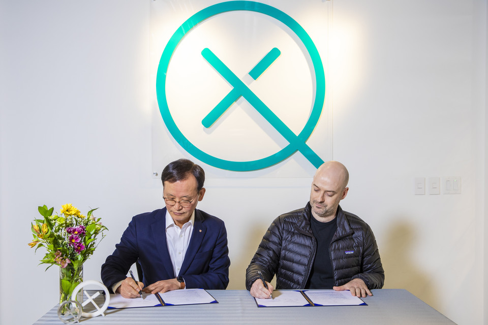 윤석진 KIST 원장(왼쪽)과 크리스챤 위드브룩 자나두 CEO가 5일 토론토 자나두 본사에서 열린 협약식에서 협약서에 서명하고 있다. (사진=KIST)