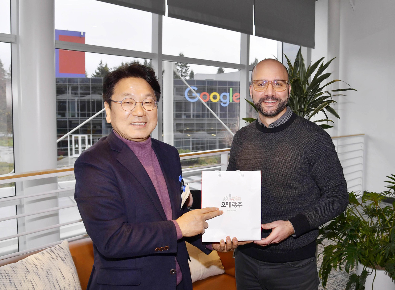강기정 광주광역시장이 실리콘밸리 구글 본사를 찾아 상호 협력 방안을 모색한 뒤 세피 모그하담 구글 대외협력 및 리서치분과 수석팀장에게 기념품을 전달하고 있다. (사진=광주시 제공)