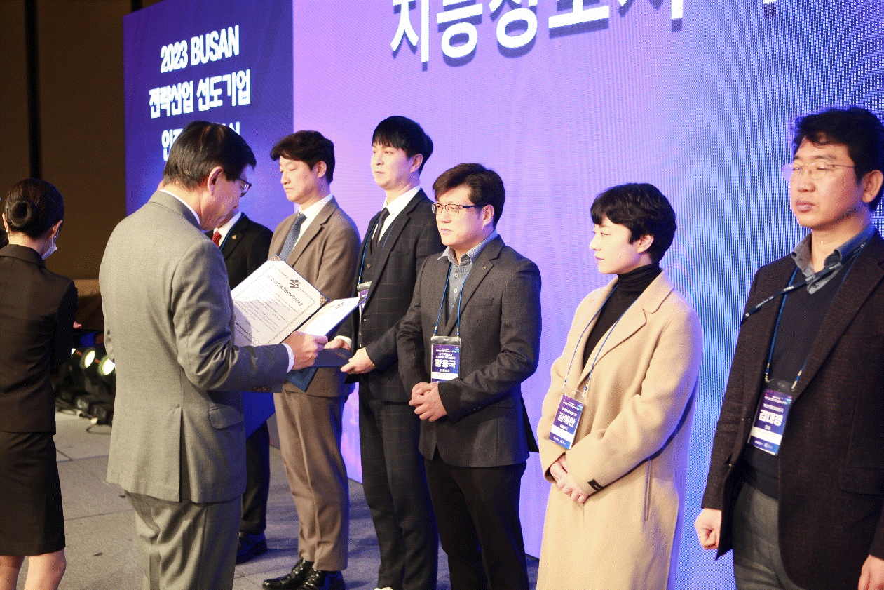 황용국 블루바이저시스템즈 대표가 부산 전략산업 선도기업 시상식에서 수상하고 있다. (사진=블루바이저시스템즈)