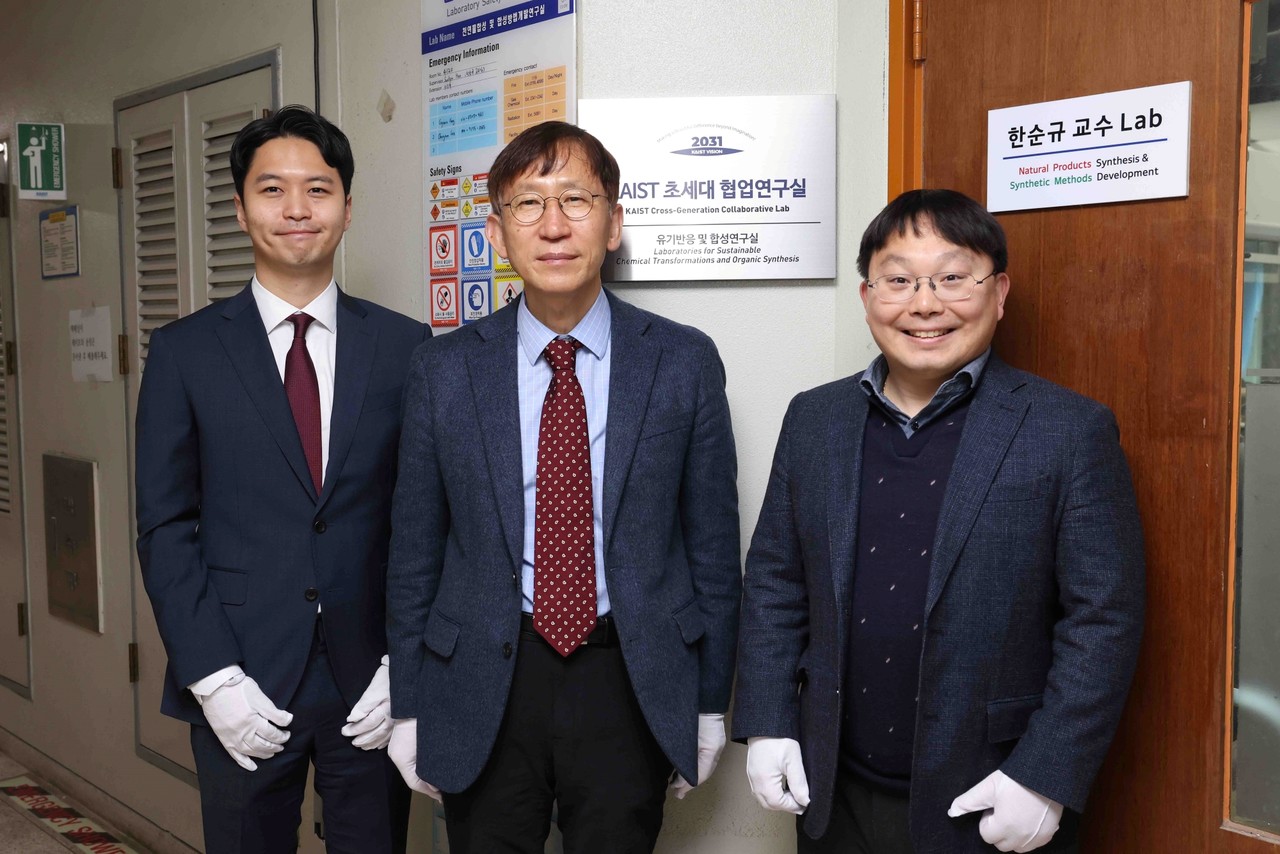 유기반응 및 합성연구실 장석복 교수 연구팀. 박윤수(왼쪽부터), 장석복, 한순규 화학과 교수 (사진=KAIST)