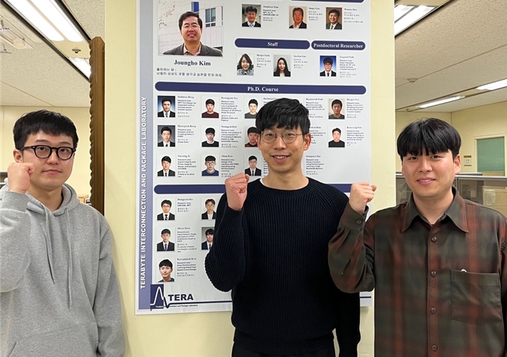 디자인콘 최우수 논문상을 수상자로 선정된 KAIST 레라 랩 소속 박사과정 학생들이 연구실에서 파이팅을 하고 있다.  (사진=KAIST)