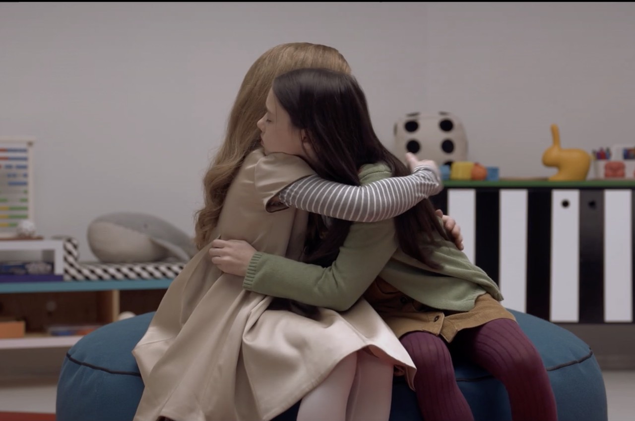 영화 '메간'의 한 장면. 고아가 된 케이티(오른쪽)은 휴머노이드 메간에게 의지한다 (사진=유니버설픽쳐스인터내셔널스튜디오 유튜브 채널)