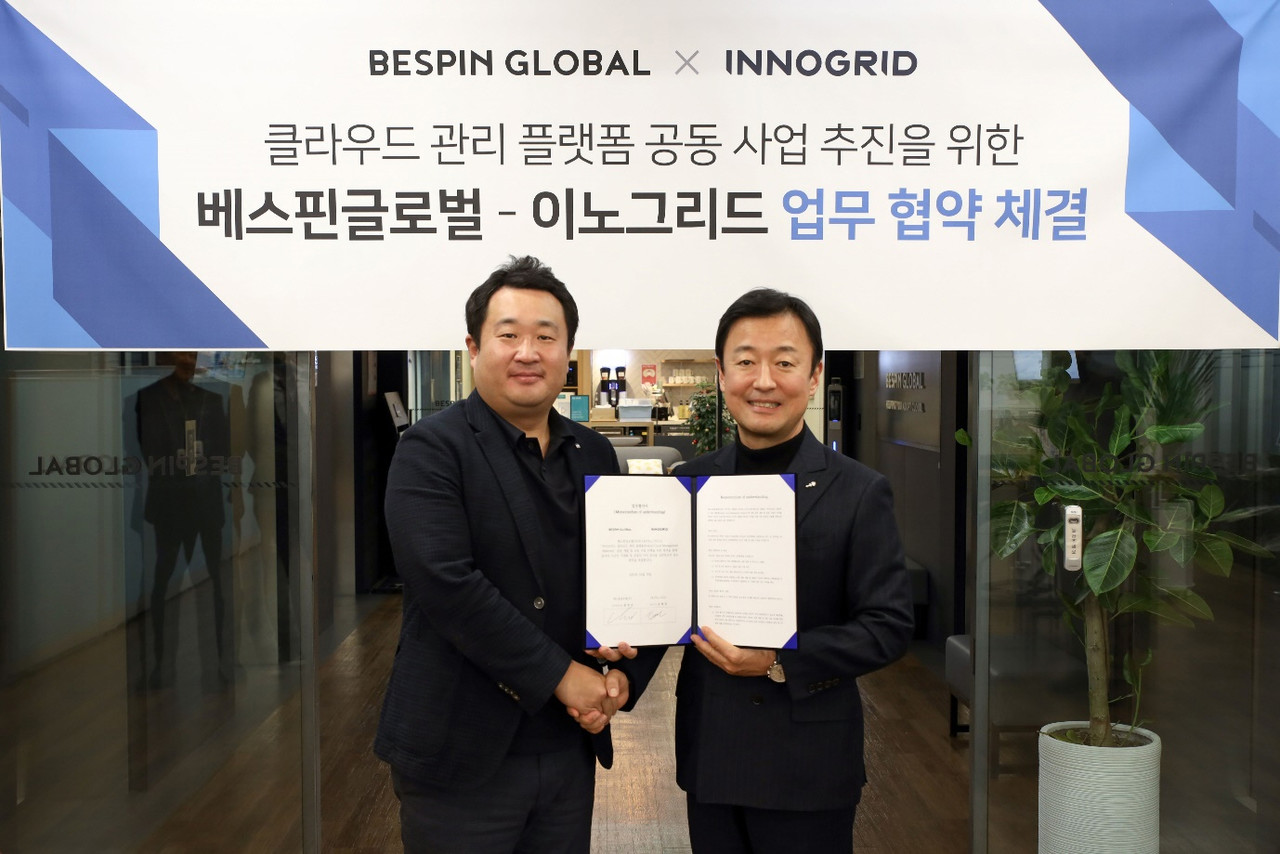 김명진 이노그리드 대표(왼쪽)와 장인수 베스핀글로벌 한국 총괄 대표가 업무 협약을 체결한 뒤 포즈를 취하고 있다. (사진=베스핀글로벌)