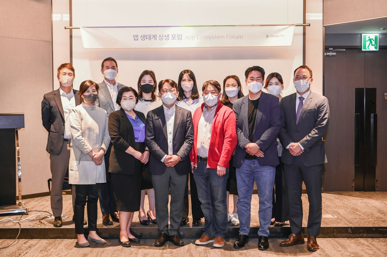 김경훈 구글코리아 사장(왼쪽 상단 두번째)를 비롯한 포럼 멤버들이 기념 촬영을 하고 있다. (사진=구글코리아)