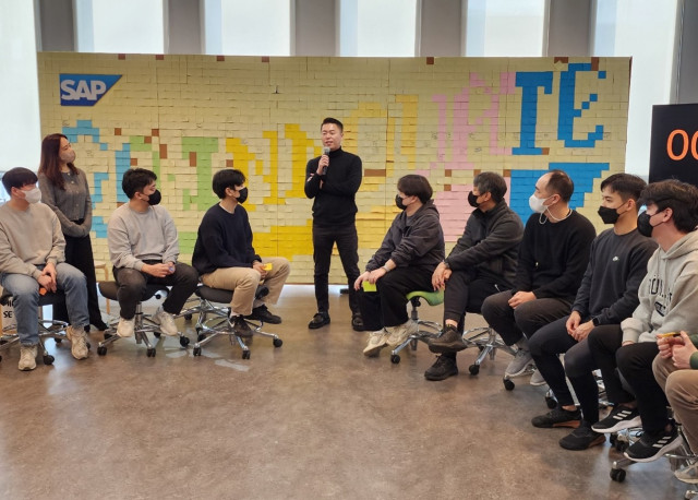 김세규 비브스튜디오스 대표(가운데)가 디자인씽킹 워크숍에서 직원들과 이야기를 나누고 있다. (사진=비브스튜디오스) 