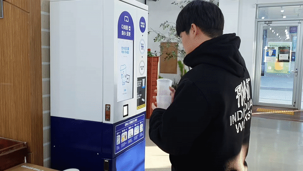 컵버스를 통해 다회용기 컵을 이용자가 반납하고 있는 모습.