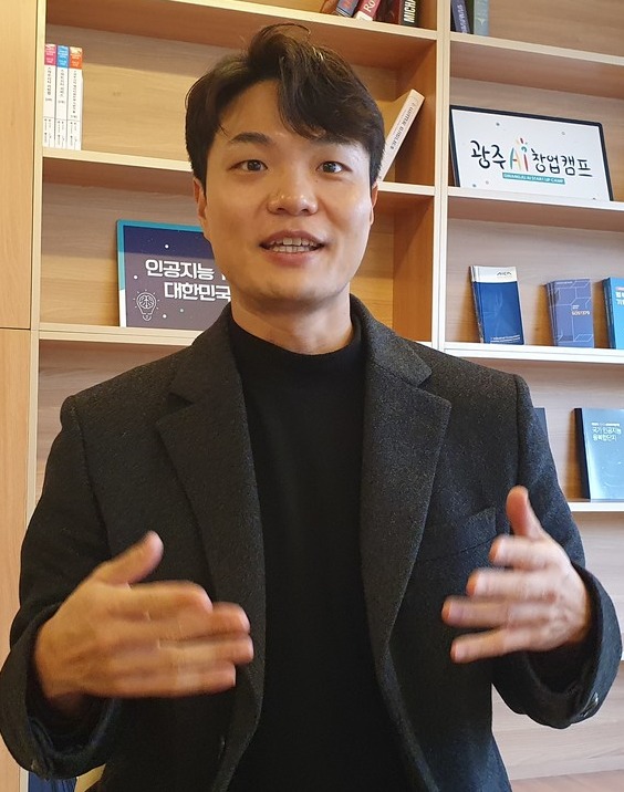 B2B 사업 계획을 설명하는 정우주 대표