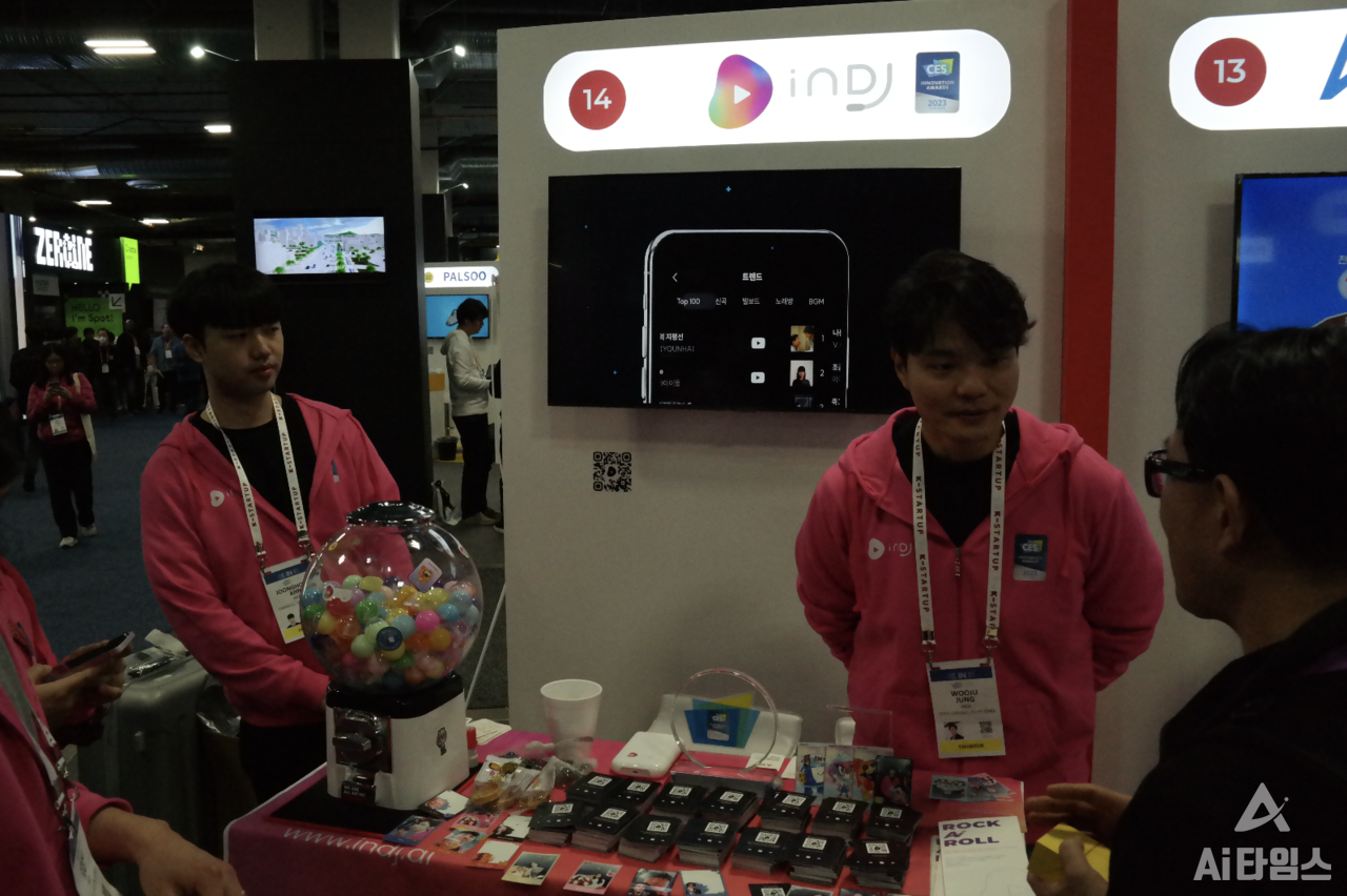 정우주 인디제이 대표가 지난달 미국 라스베이거스에서 열린 'CES 2023에서 부스를 찾은 기자에게 '인디제이 플레이' 앱을 소개하고 있다. 