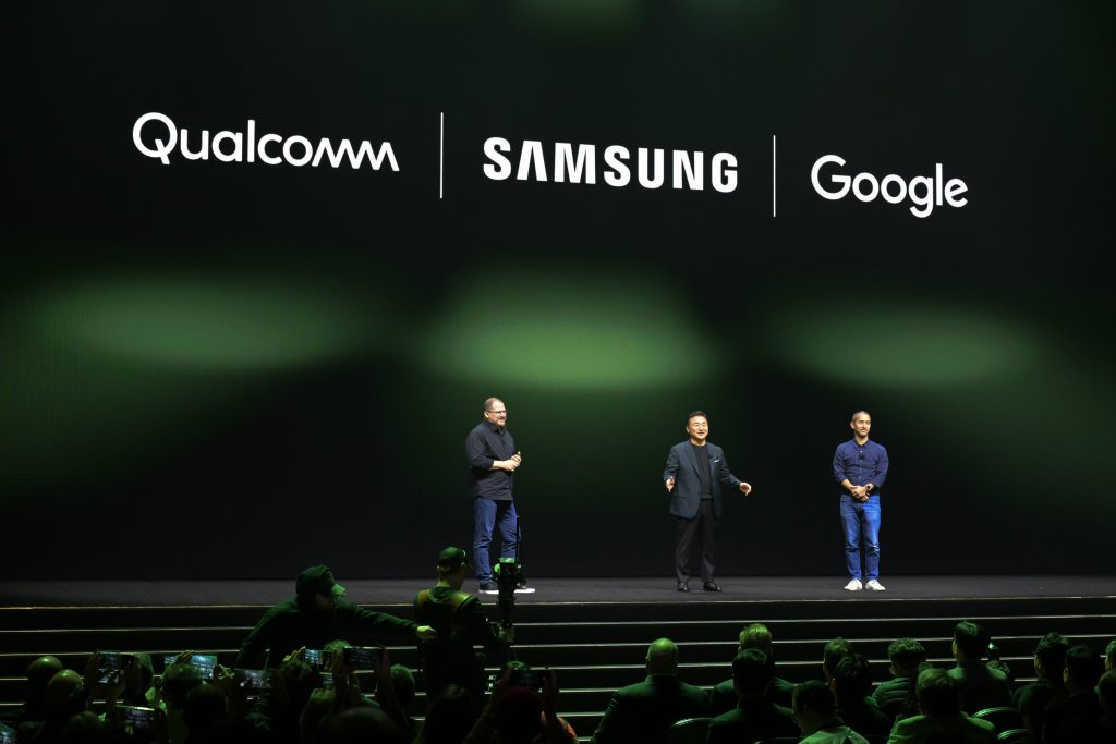 크리스티아누 퀄컴 CEO(왼쪽부터), 노태문 삼성전자 MX사업부장 사장, 히로시 록헤이머 구글 플랫폼&에코시스템 담당 전무가 갤럭시 언팩 행사에 등장해 파트너십을 발표하고 있다. (사진=삼성전자) 