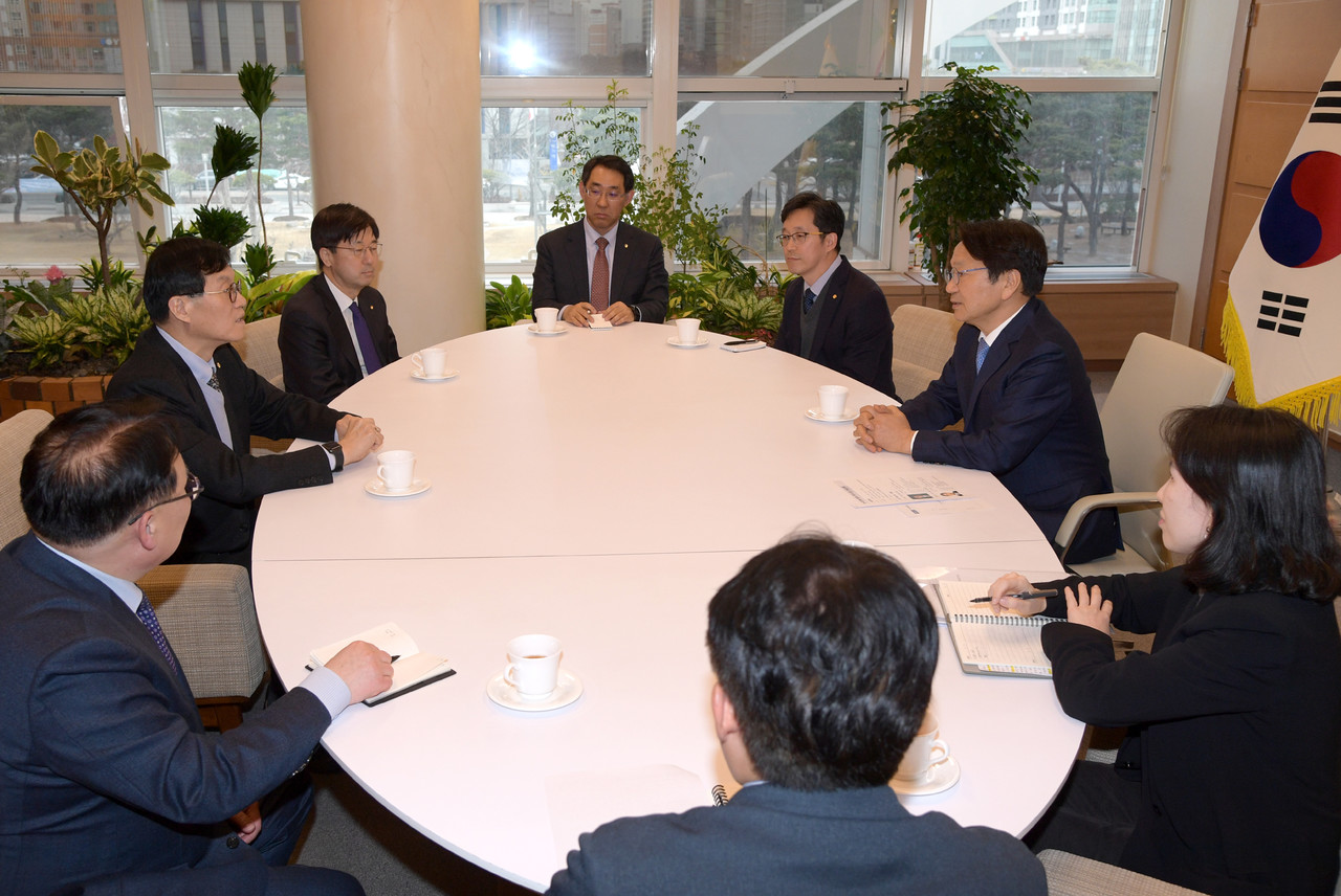 강기정 광주시장과 이창용 한국은행 총재가 광주시청에서 만나 이야기를 나누고 있다. (사진=광주시)