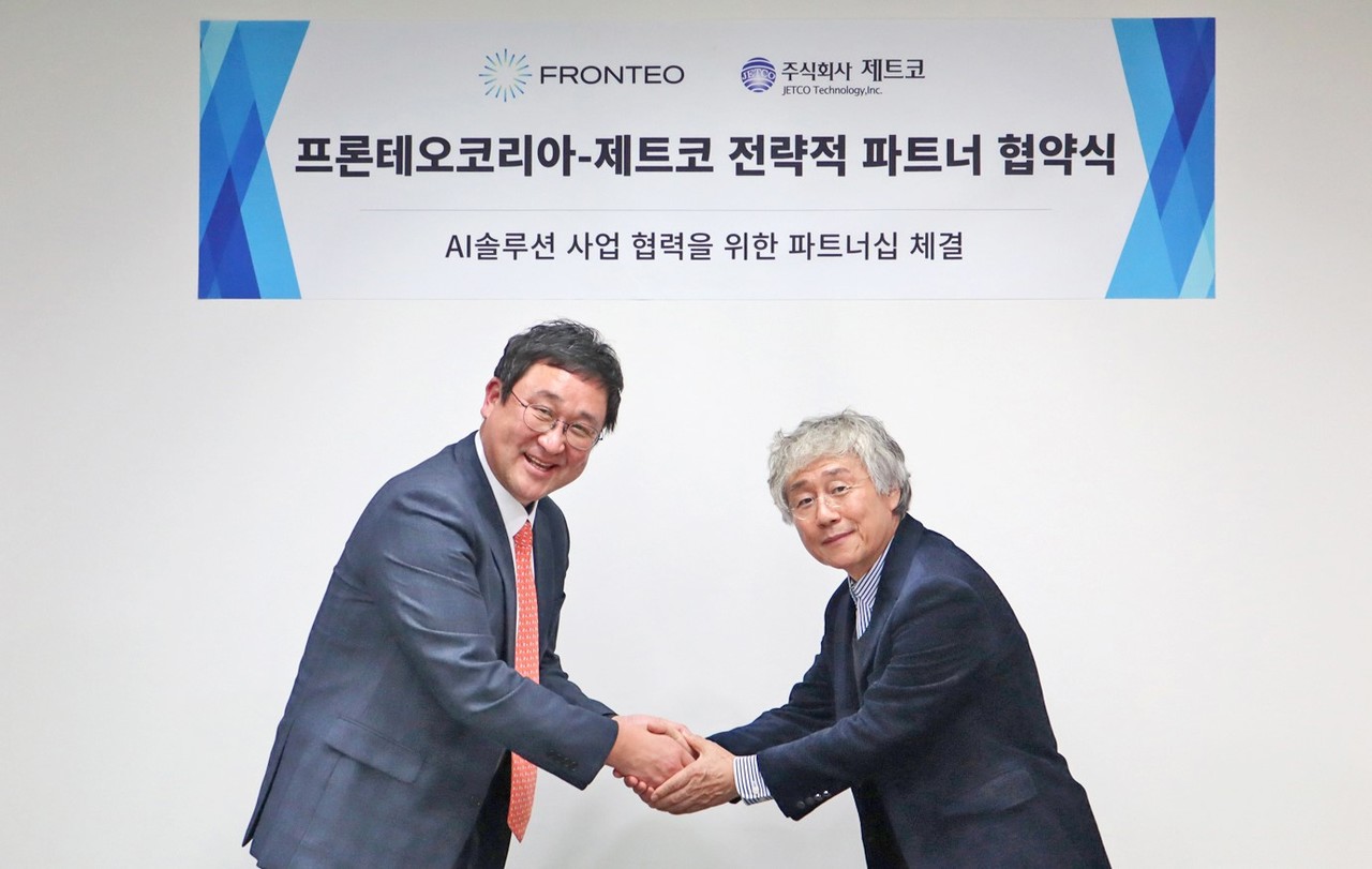 정창일 프론테오코리아 대표(왼쪽)과 김한희 제트코 대표가 MOU식에서 악수를 나누고 있다, (사진=프론테오코리아)