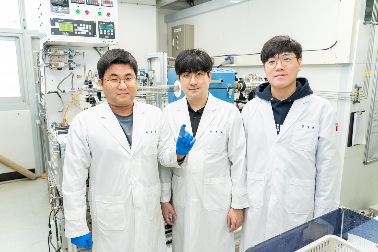 왼쪽부터 박용희 박사과정생, 임현섭 교수, 안채현 박사과정생. (사진=광주과학기술원)