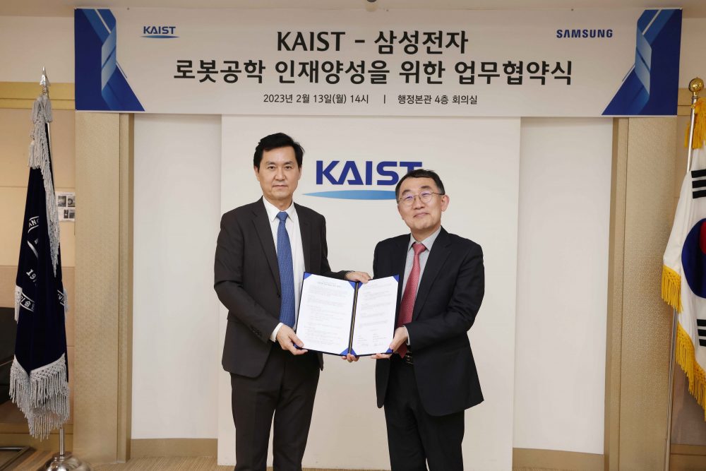전경훈 삼성전자 DX부문 CTO 사장(왼쪽)이 이승섭 KAIST 교학부총장과 협약서를 들고 포즈를 취하고 있다. (사진=삼성전자)