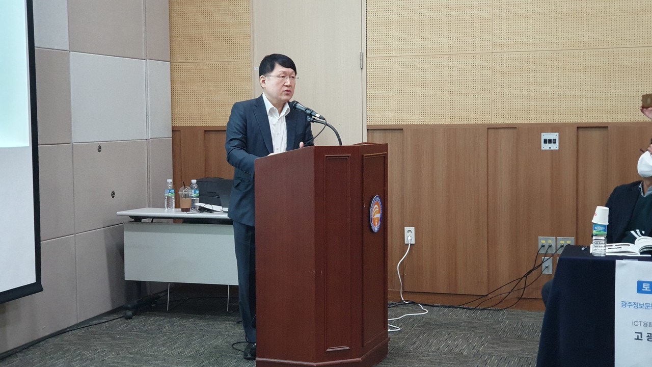 김용식 퍼즐에이아이 대표가 EMR 개발 과정을 설명하고 있다.