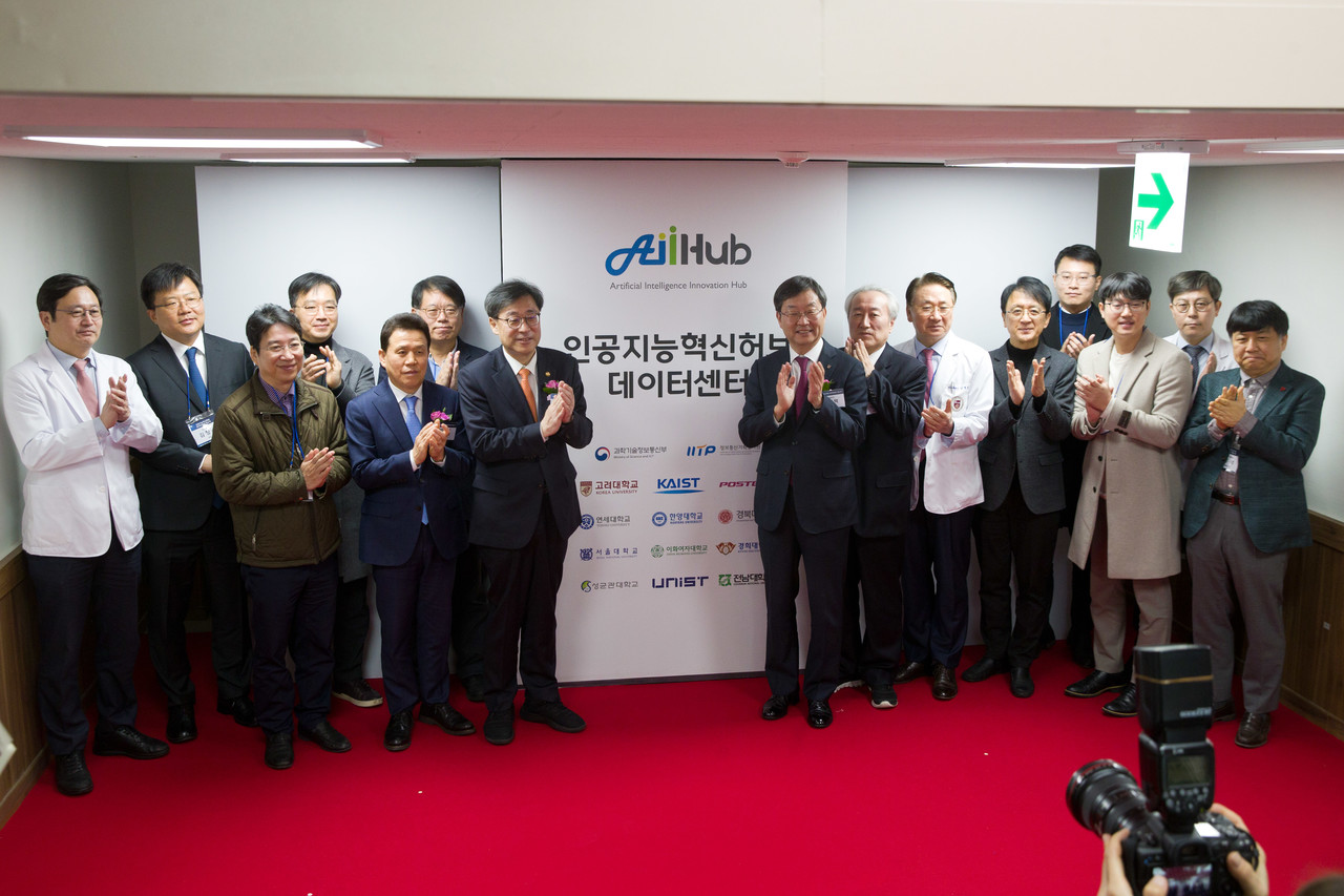 박윤규 과기정통부 제2차관(가운데 왼쪽)을 비롯한 관계자들이 AI 혁신허브 데이터센터 개소식에 참가, 기념촬영을 하고 있다. (사진=과기정통부)