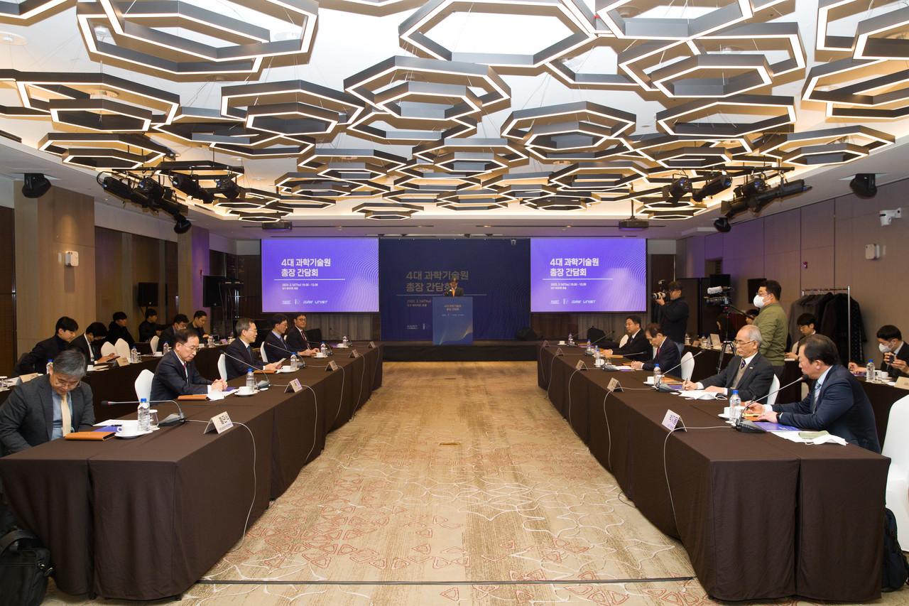 이종호 장관(왼쪽줄 가운데) 등 과기정통부와 4대 과학기술원 관계자들이 간담회를 열고 있다. (사진=과기정통부)