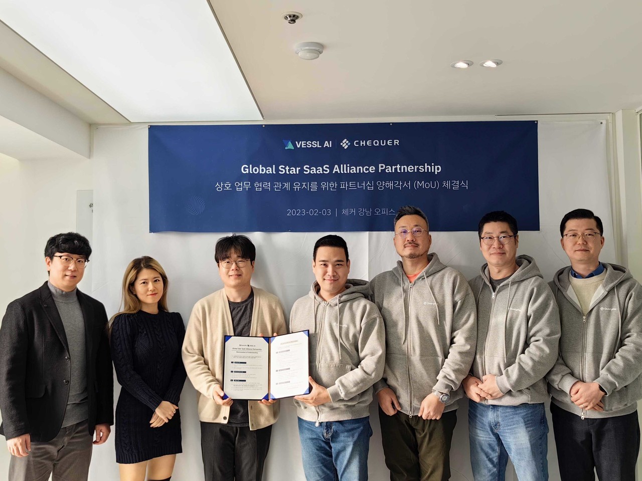 황인서 체커 대표(왼쪽 네번째), 안재만 베슬에이아이 대표(왼쪽 세번째) 등 양사 관계자들이 양해각서 체결 후 기념 촬영을 하고 있다. (사진=본투글로벌센터)