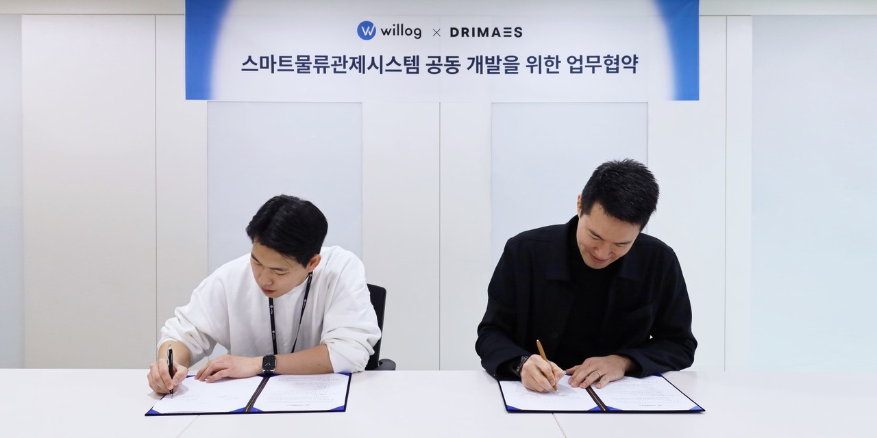 윤지현 윌로그 대표(왼쪽)와 이세연 드림에이스 CCO가 협약서에 사인하고 있다. (사진=윌로그)