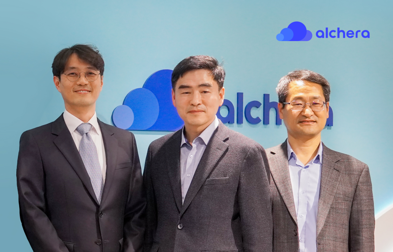 황영규 알체라 대표(왼쪽부터)와 조상명 행안부 안전정책실장, 박일웅 행안부 생활안전정책관 등이 포즈를 취하고 있다. (사진=알체라)