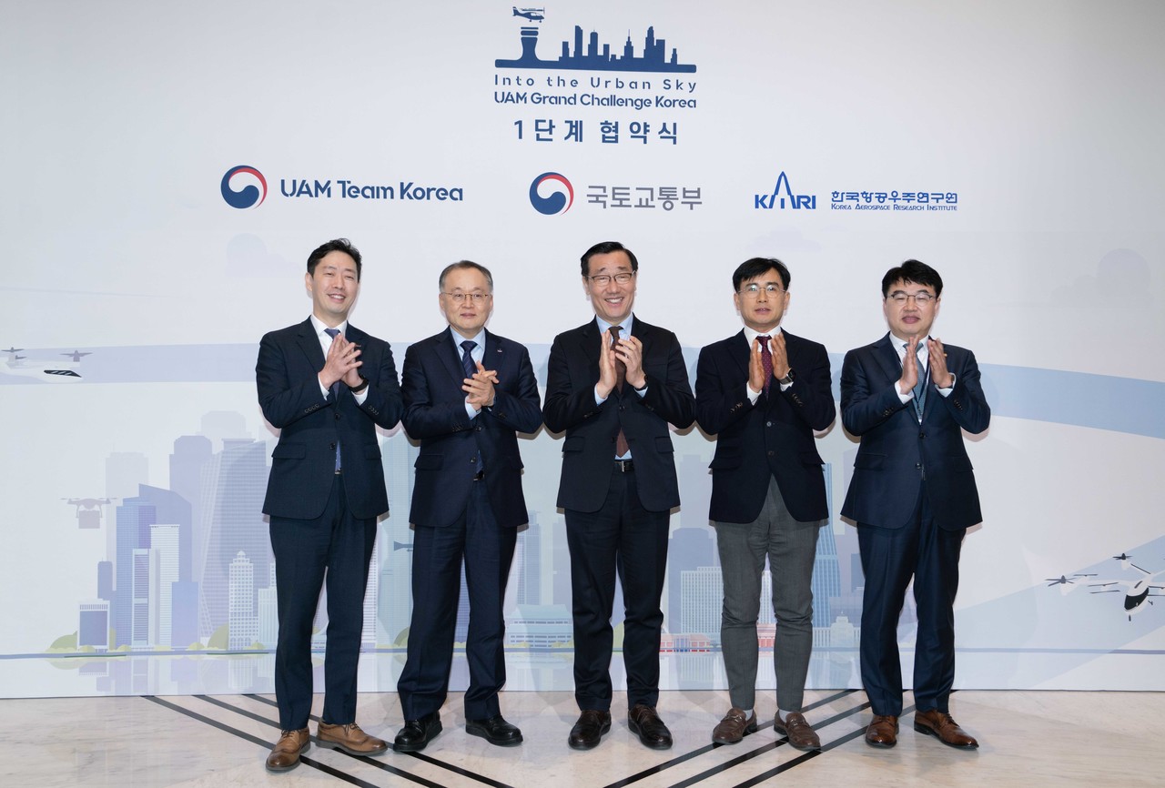 윤형중 한국공항공사 사장(왼쪽부터), 이상률 한국항공우주연구원 원장, 어명소 국토교통부 제2차관, 신용식 SKT 부사장, 김영호 한화시스템 부사장이 협약식을 마치고 기념촬영을 하고 있다. (사진=SKT)