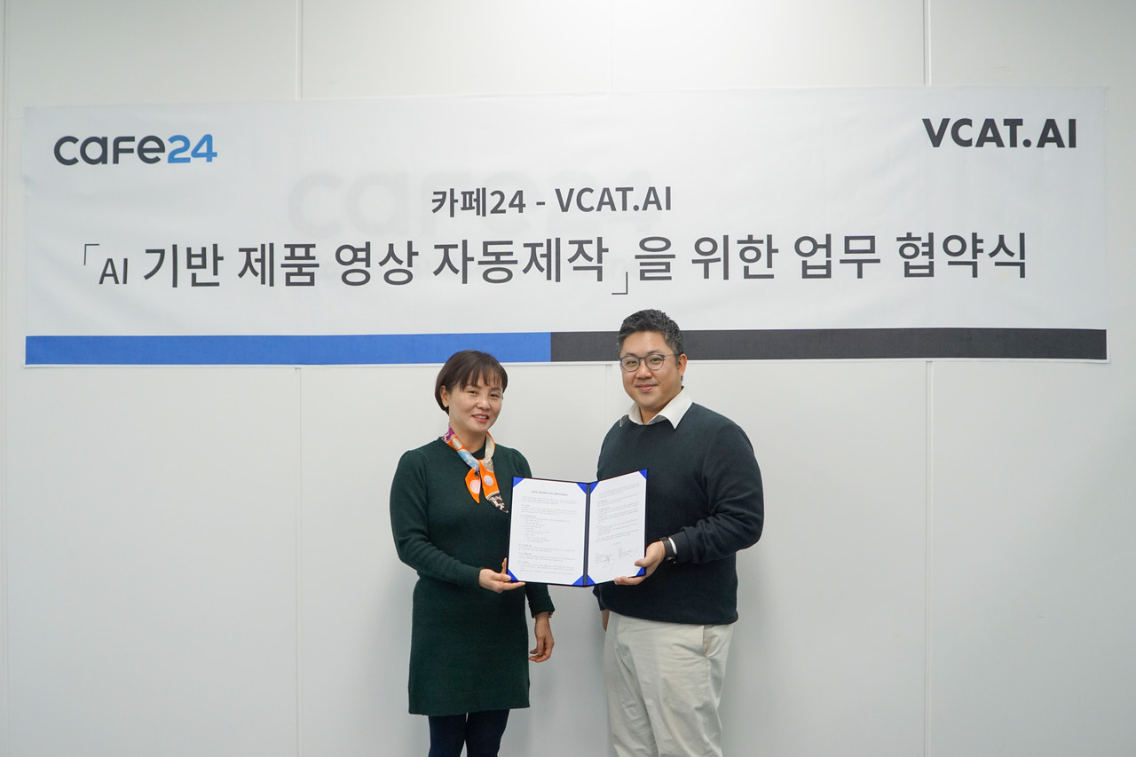 송종선 카페24 총괄이사(왼쪽)와 정범진 브이캣가 MOU를 체결하며 기념 촬영을 하고 있다. (사진=브이캣)