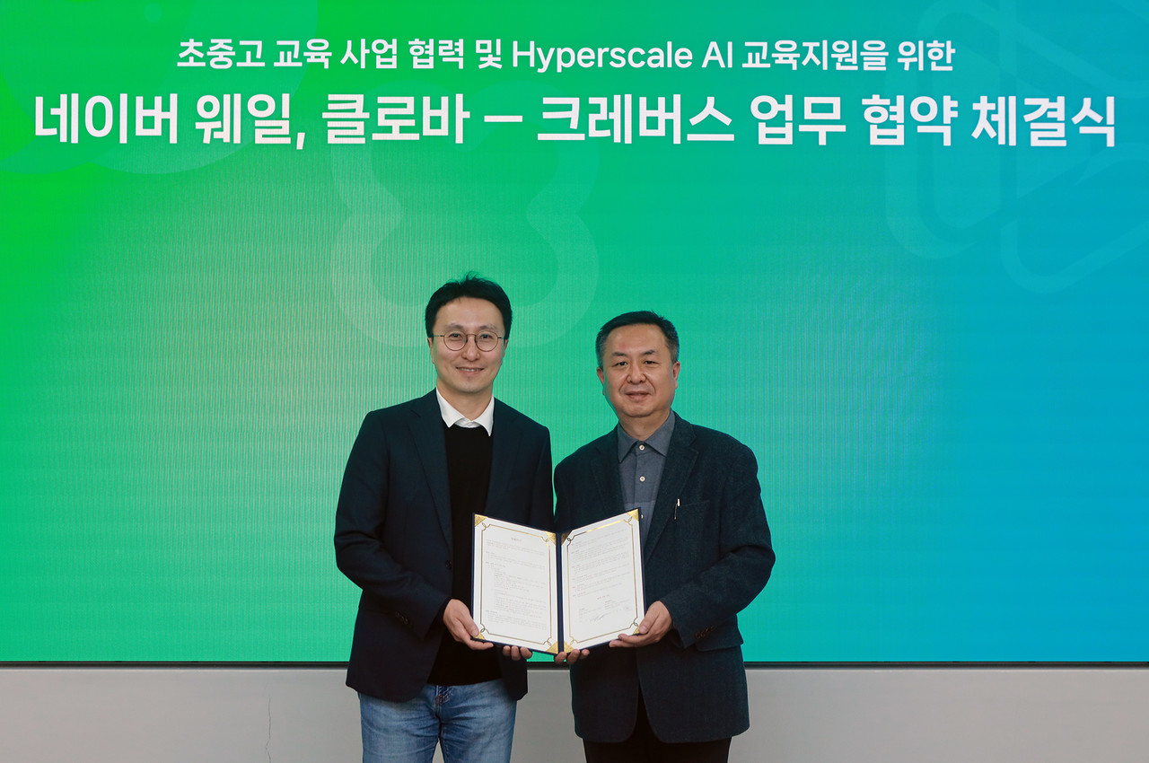 김효 네이버 웨일 이사(왼쪽)과 나운전 크레버스 전무가 협약식에서 포즈를 취히가고 있다. (사진=네이버)