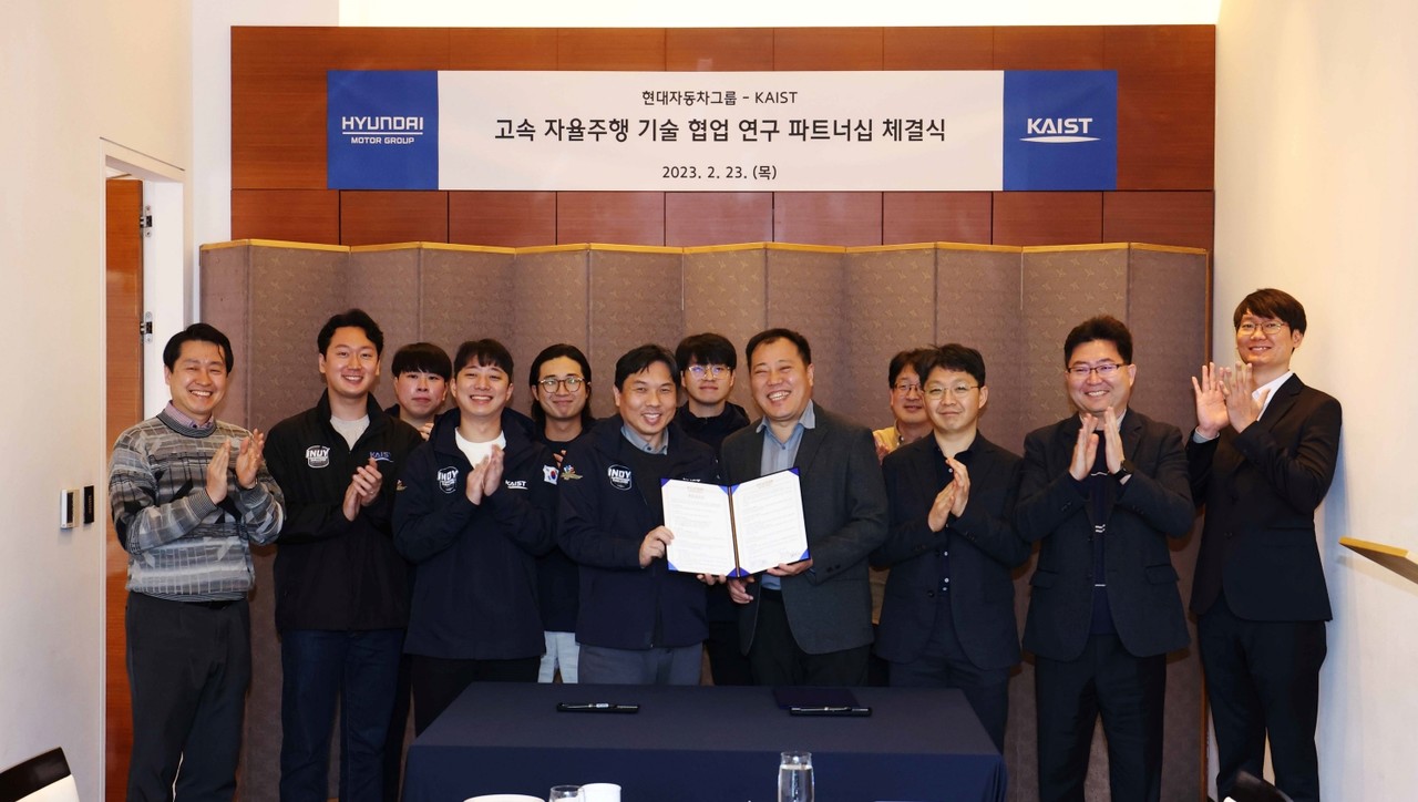 심현철 KAIST 교수(가운데 왼쪽)과 성낙섭 현대자동차 상무(오른쪽) 등 관계자들이 MOU를 맺으며 기념촬영을 하고 있다. (사진=KAIST)