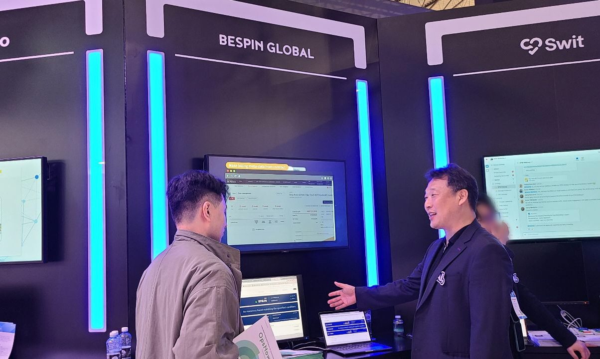 베스핀글로벌 관계자 MWC 부스에서 솔루션을 설명하고 있다. (사진=베스핀글로벌)