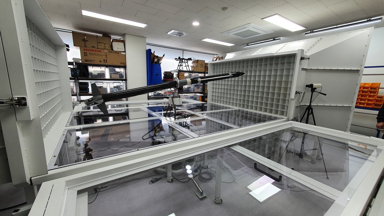 언맨드시스템이 자체 개발한 풍동시험장치의 모습.