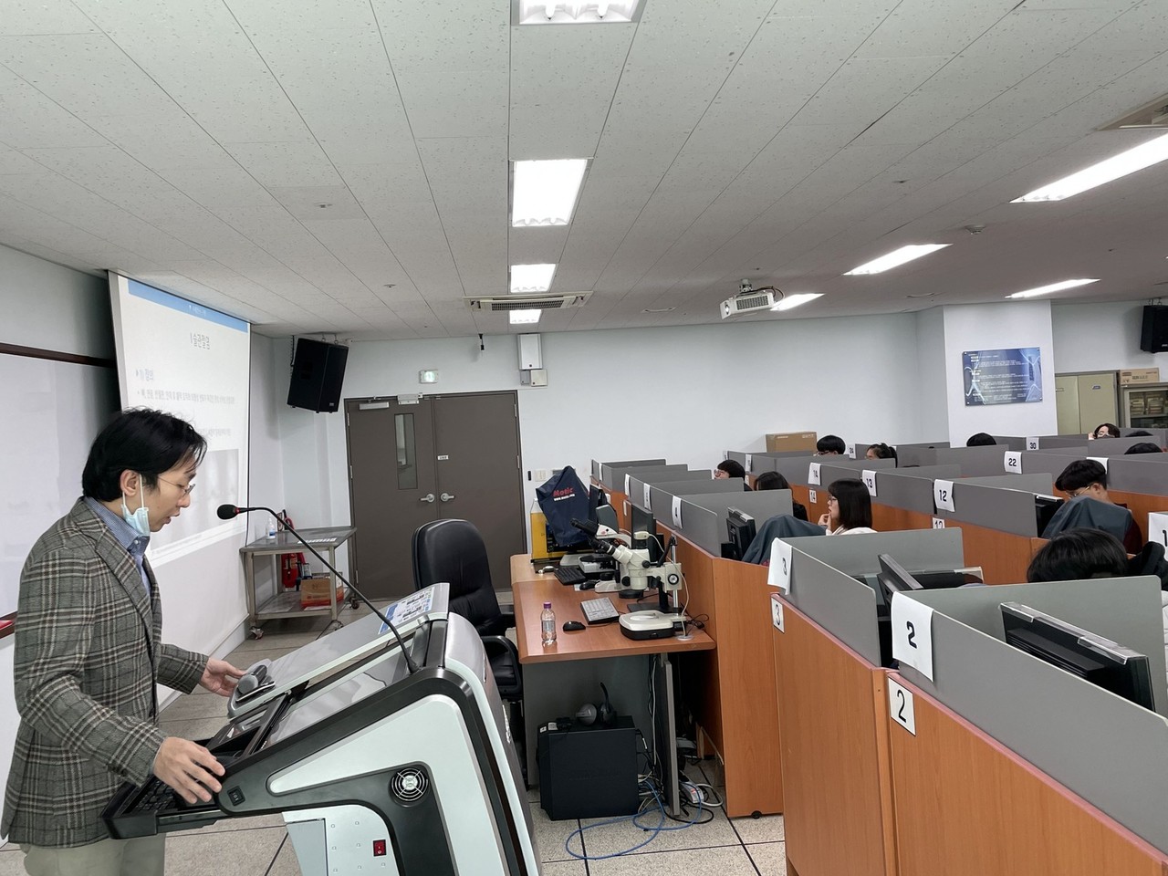 이로운 인하대병원 영상의학과 교수가  의대생을 대상으로 딥파이를 활용한 AI 교육을 진행하고 있다. (사진=딥노이드)