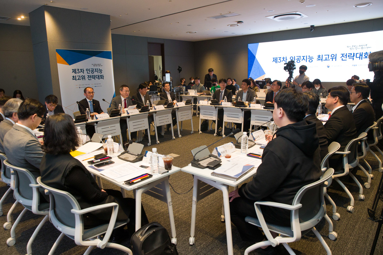 민관 관계자들이 제3차 인공지능 최고위 전략대화에서 초거대 AI에 대해 토론을 나누고 있다. (사진=과기정통부)