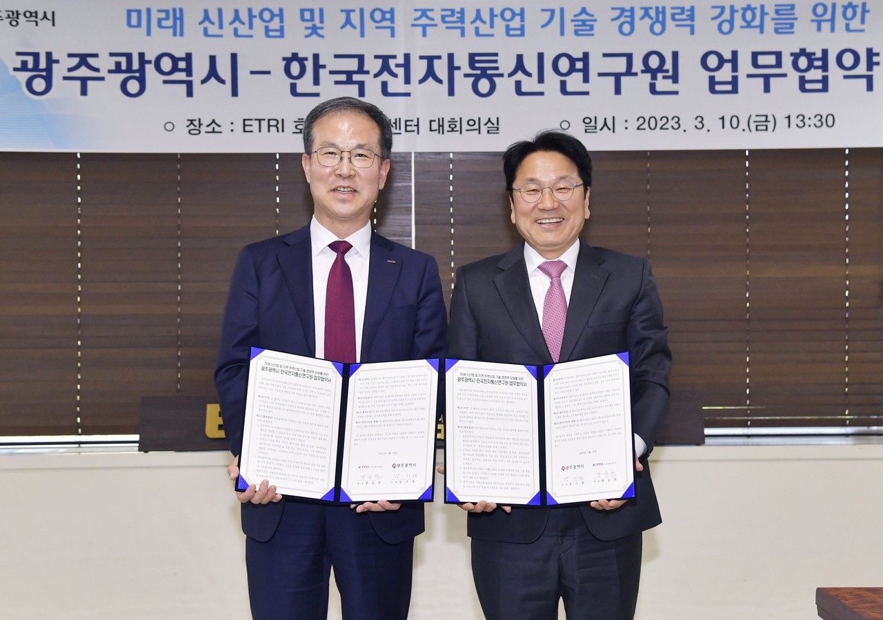강기정 광주광역시장이 10일 오후 북구 한국전자통신연구원(ETRI) 호남권연구센터에서 방승찬 ETRI 원장과 광융합·인공지능(AI)·모빌리티 등 지역 주력산업 기술 경쟁력 강화를 위한 업무협약을 체결하고 있다. (사진=광주시)