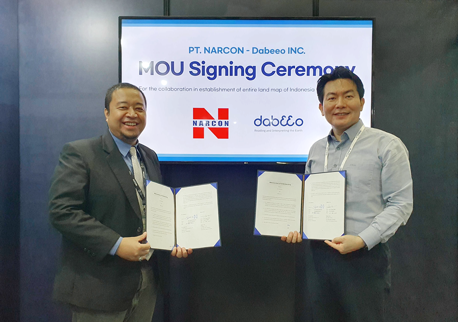 최규성 다비오 부대표(오른쪽)가 아디 루치아탄 나르콘 대표와 협약서를 들어 보이고 있다.