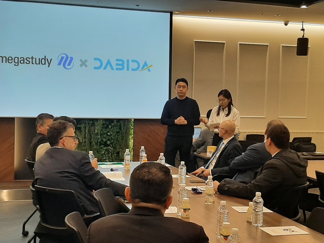 이은승 다비다 대표가 브라질 경제 사절단에 에듀테크를 선보이고 있다. (사진=다비다)