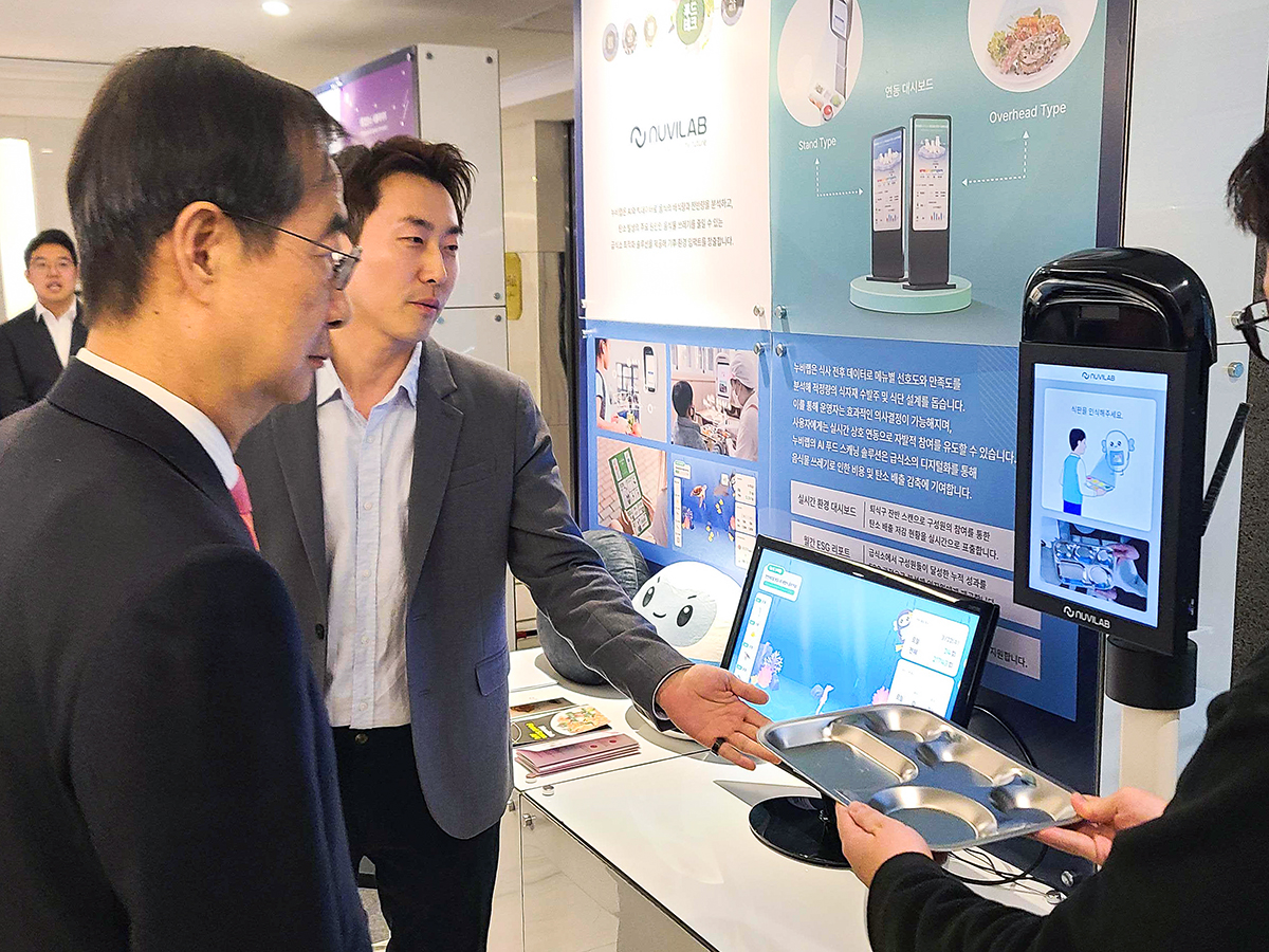 김대훈 누비랩 대표(가운데)가 한덕수 국무총리에게 AI 푸드 스캐너를 소개하고 있다. (사진=누비랩)