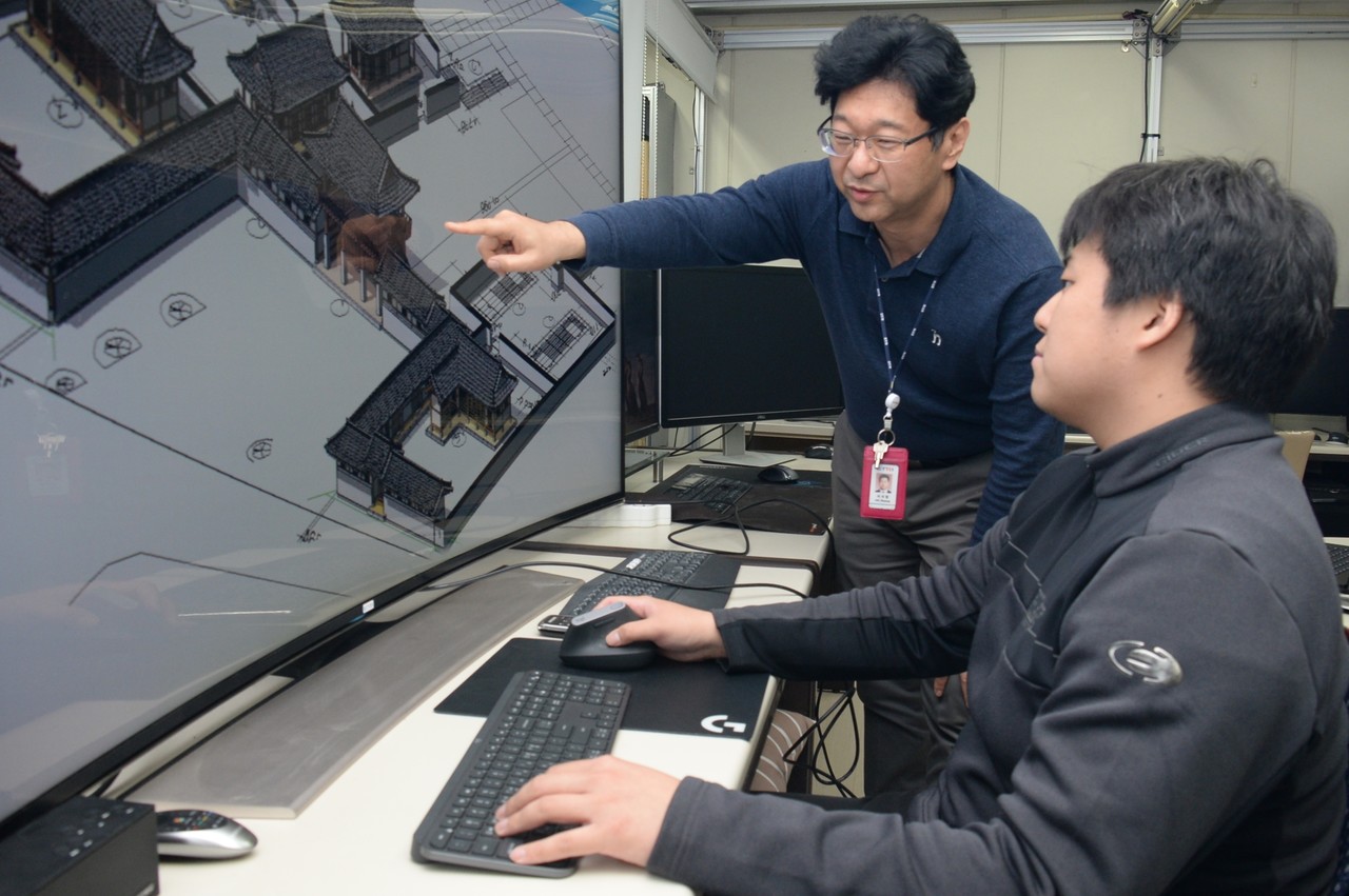 ETRI 연구진이 메타버스 기반의 문화유산 디지털보존 방안을 논의하는 모습(사진=한국전자통신연구원)