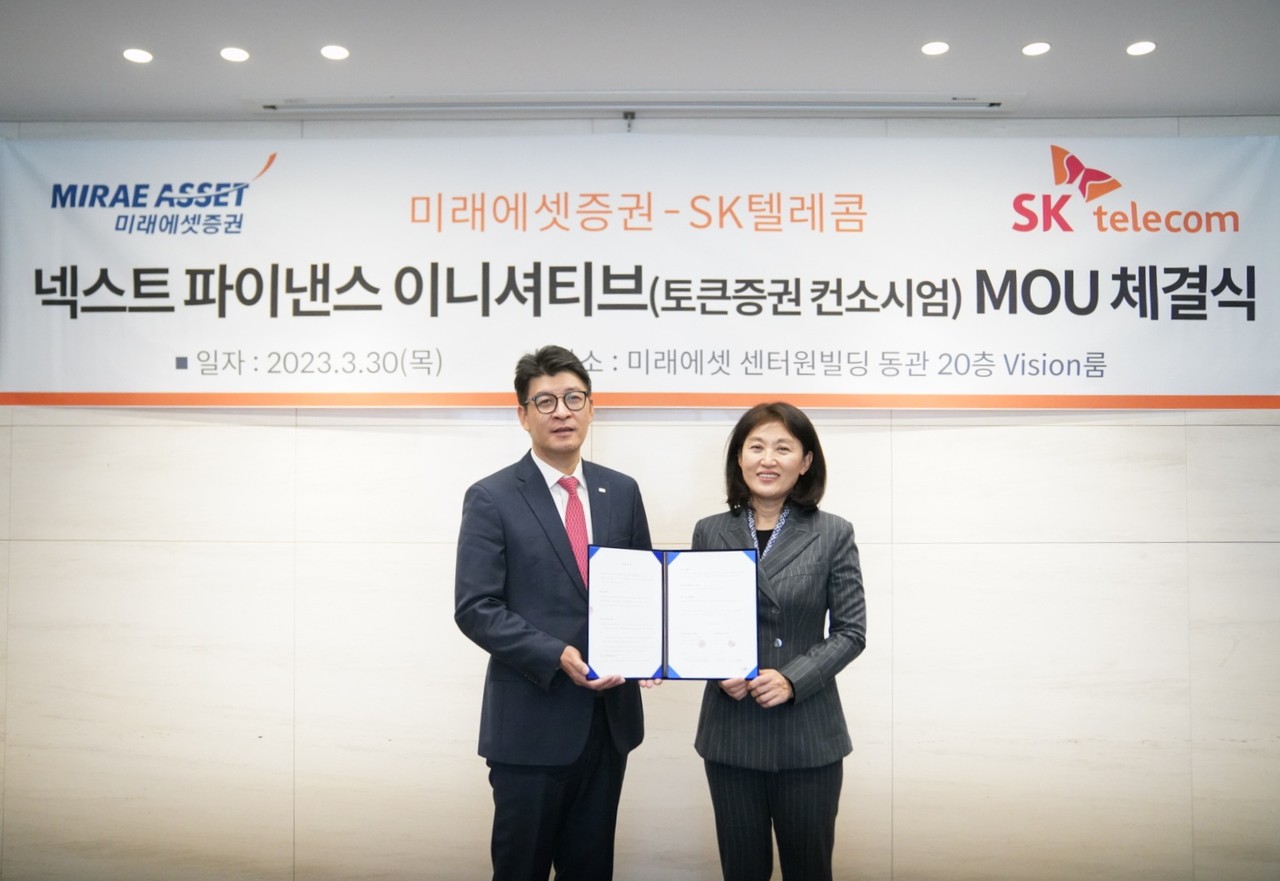 ​안인성 미래에셋증권 디지털부문대표(왼쪽)와 오세현 SKT 웹3 CO담당이 MOU 행사에서 포즈를 취하고 있다. (사진=SKT)